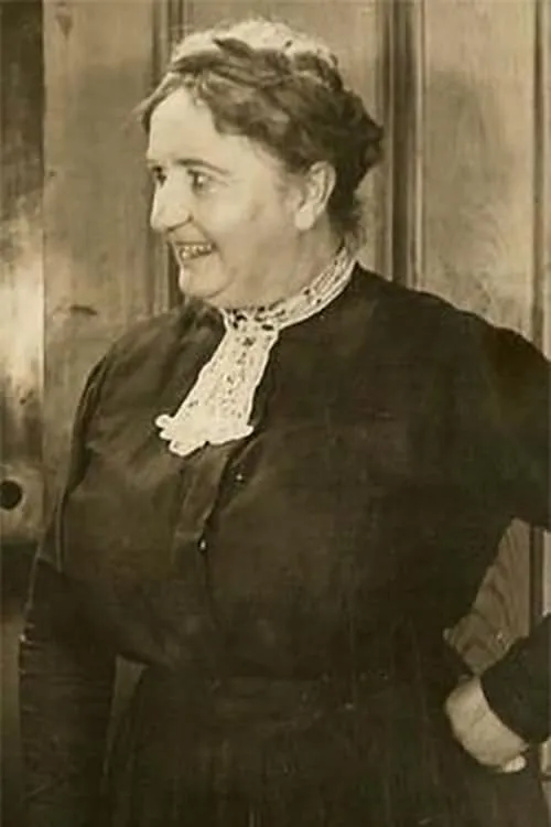 Milla Davenport interpretando a Mrs. Smithers