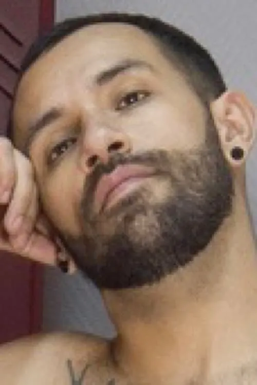 Cale Moris ha trabajado con Milo en 1 ocasiones