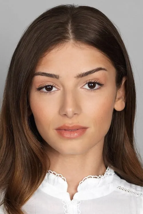 Mimi Keene interpretando a Young Edith Bratt