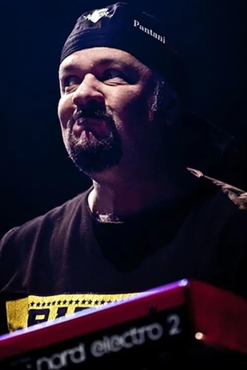 Mimmo Camporeale interpretando a Tastiera