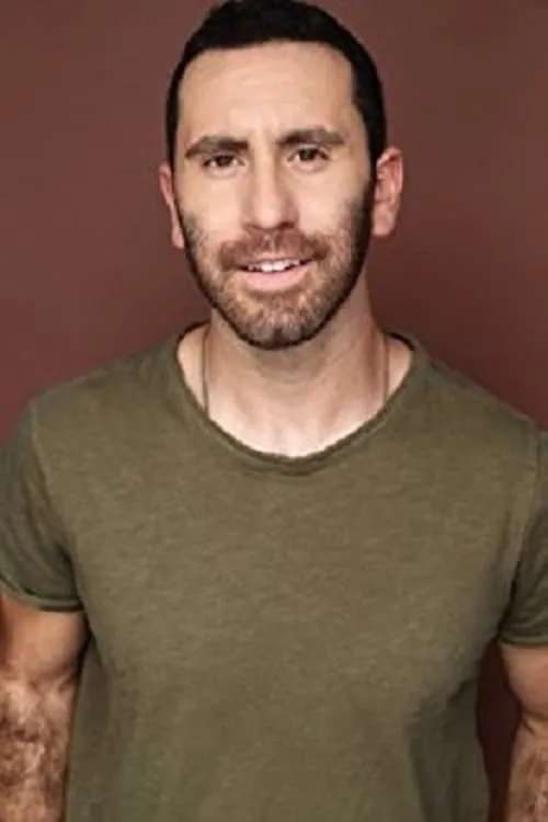 Mishone Feigin interpretando a Bruce