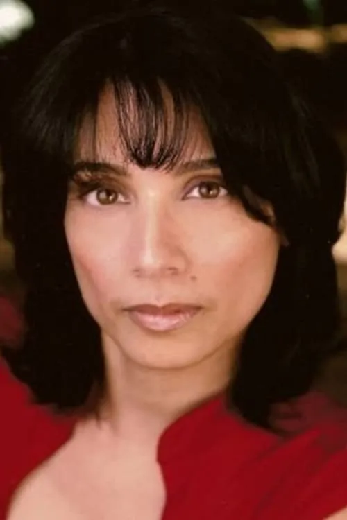 Mishu Vellani interpretando a Prosecutor