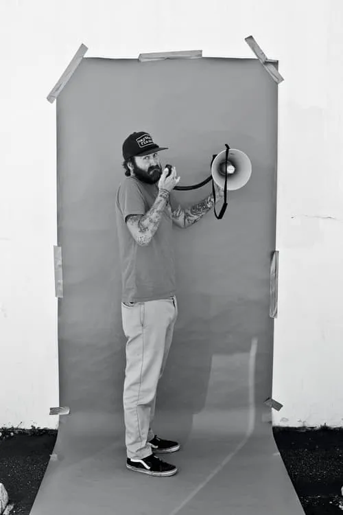 Mitch Abshere interpretando a Himself