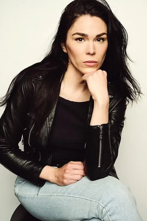 Mo Fry Pasic interpretando a Mom