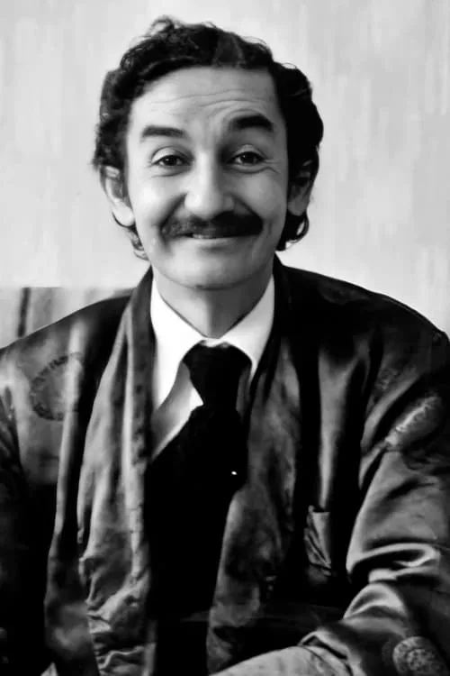 Mohamed Zinet interpretando a Mustapha