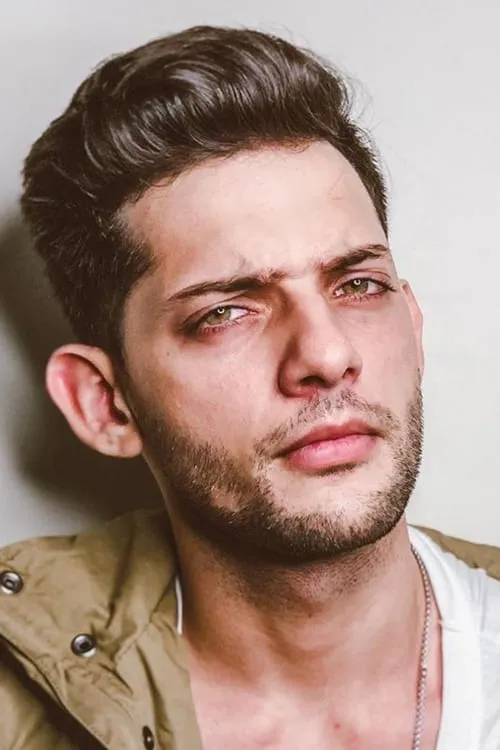 Mohit Hiranandani interpretando a Mohit