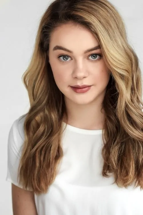 Molly Grace interpretando a Young Charlotte