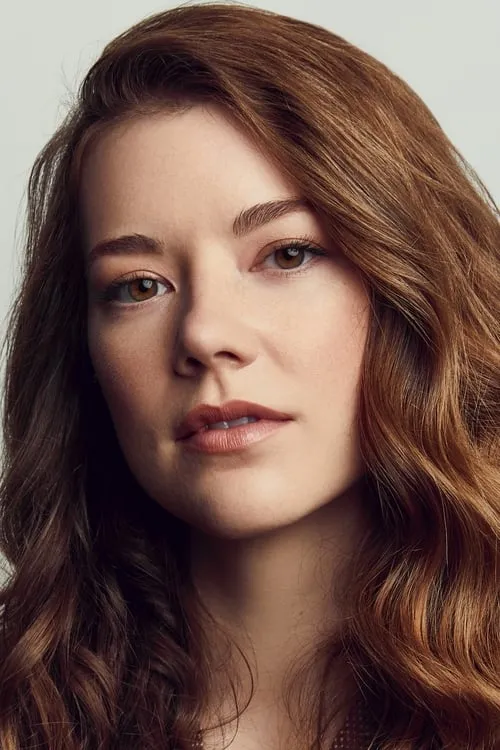 Molly Kunz interpretando a Alma