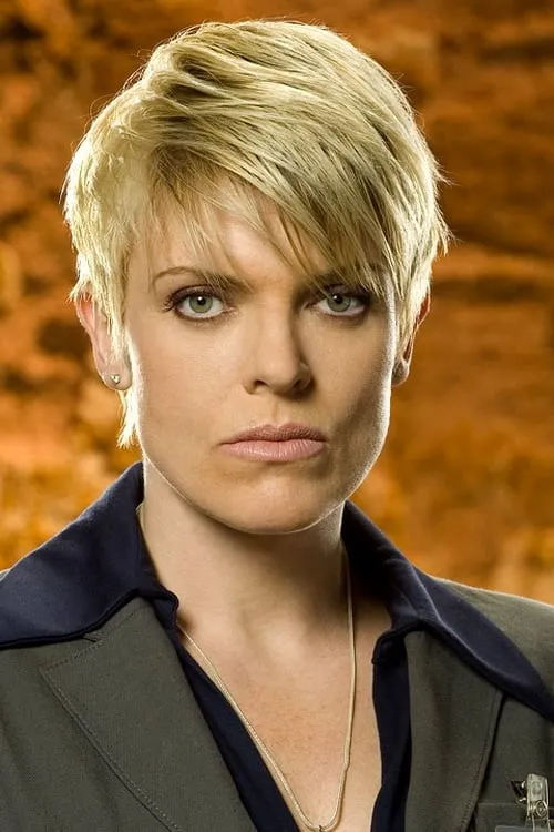 Molly Price interpretando a Coach Sally