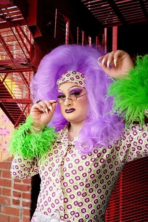 Mona De Grenoble — personaje: Self - Host