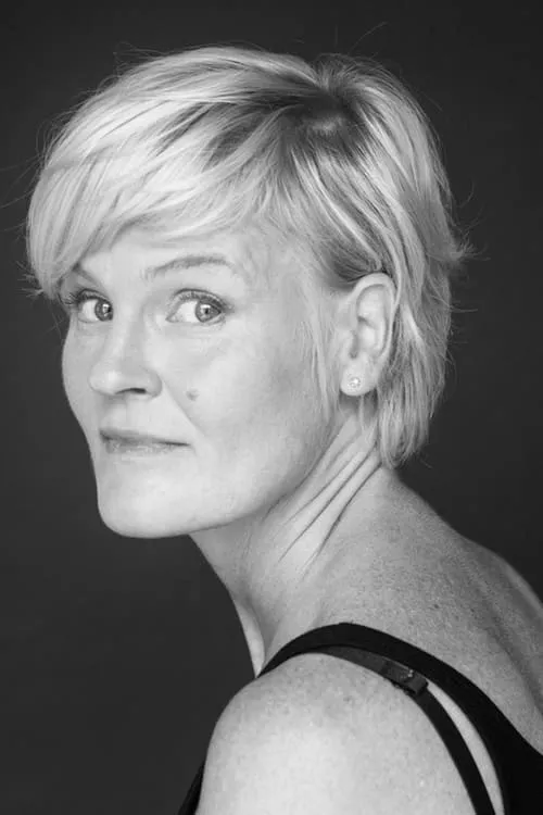 Mona Kortelampi interpretando a Police Officer