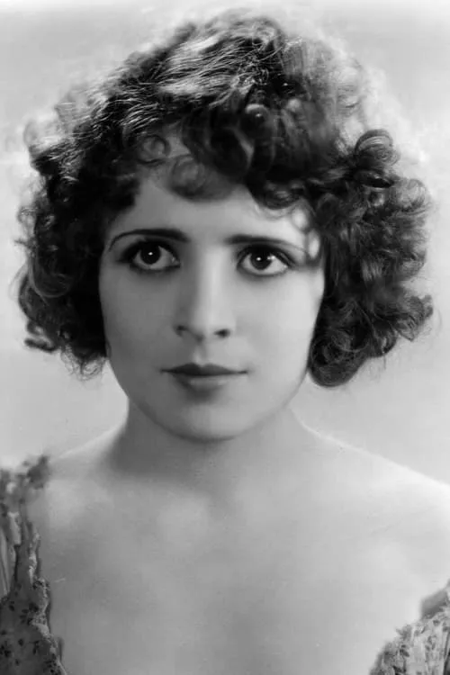 Mona Rico interpretando a Alicia