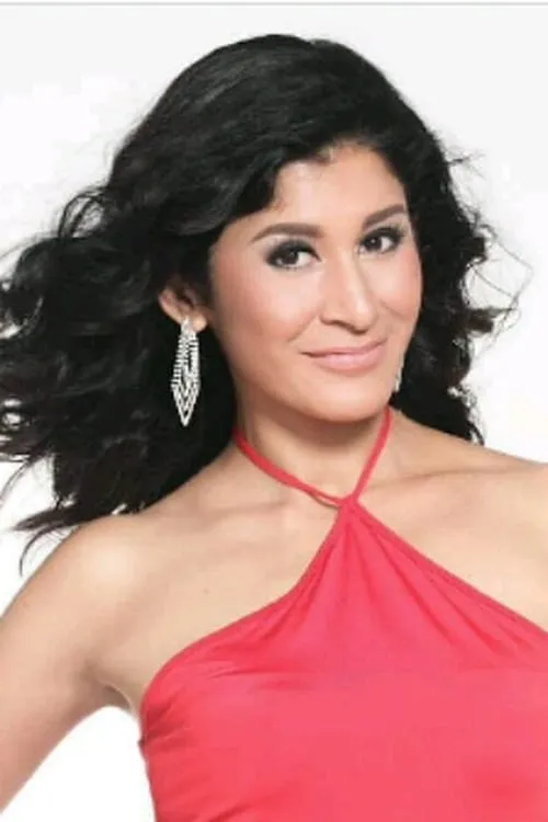 Monica Oemardi interpretando a Mama Nina