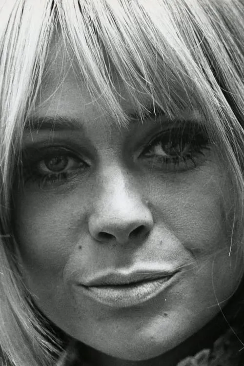 Monika Ringwald interpretando a Busbee