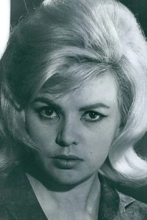 Monique Hennessy interpretando a Gloria