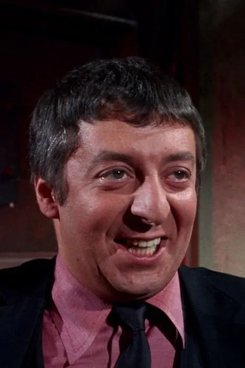 Monte Landis interpretando a Carruthers