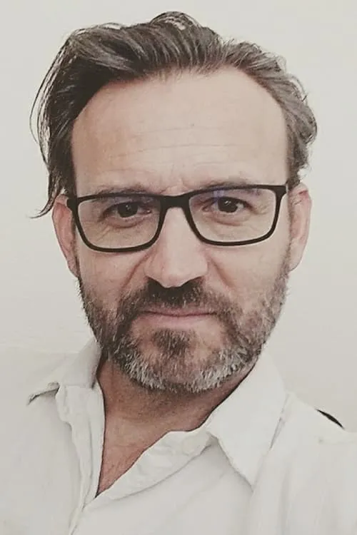 Monte Scott Perez interpretando a Bosko Jokanovic