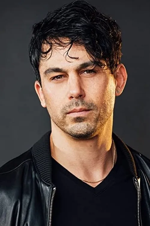 Morgan Benoit interpretando a Officer Finch