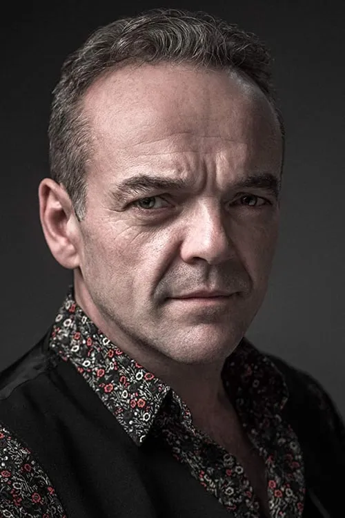 Morgan C. Jones interpretando a Charlie Harte