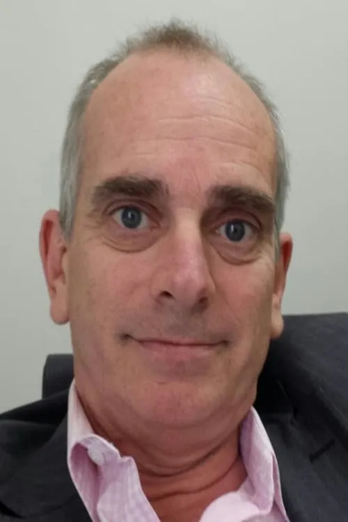 Murray Fahey interpretando a Gary the Pest Man