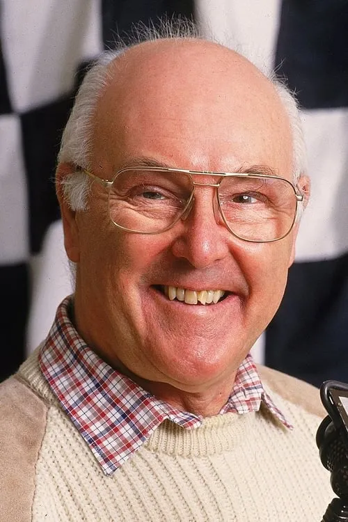 Murray Walker interpretando a Narrator