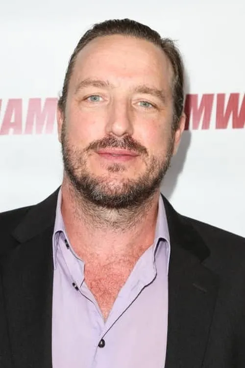 MYC Agnew interpretando a Chris