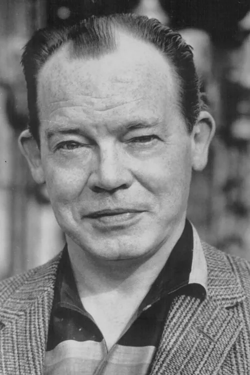 Myron McCormick interpretando a Charlie Burns