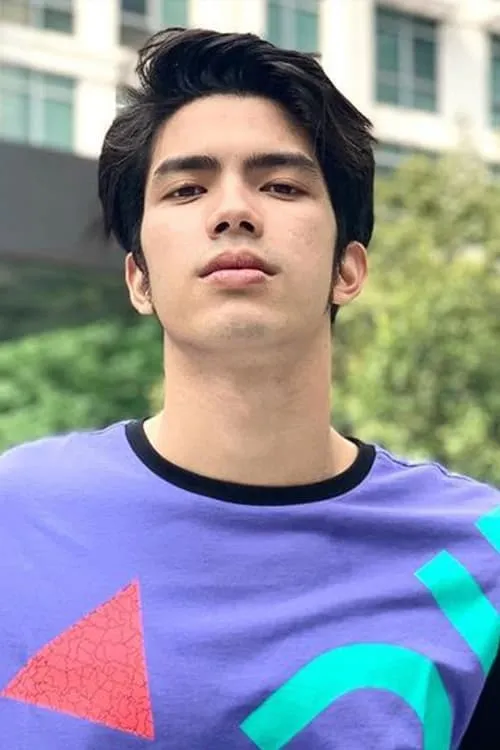 Nabil Aqil interpretando a 