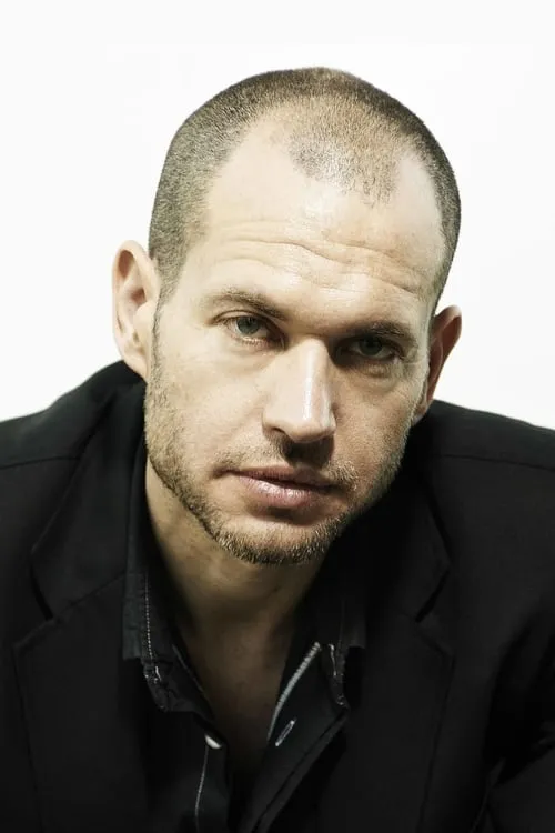 Nadav Lapid interpretando a Kurt