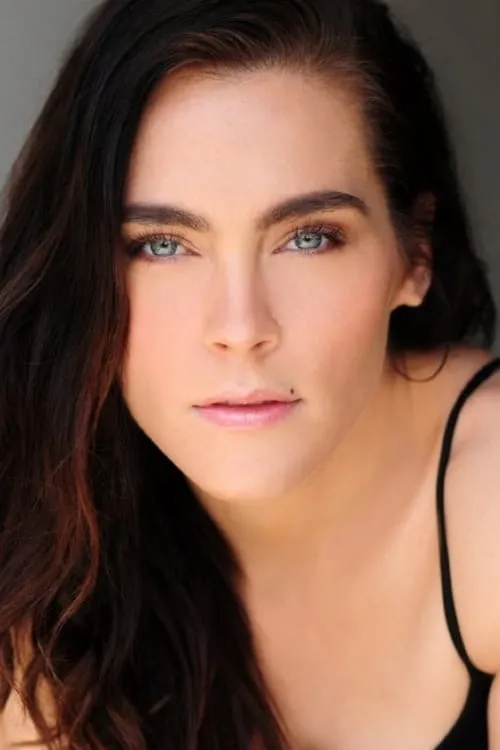 Shiloh Fernandez ha trabajado con Nadine Crocker en 2 ocasiones