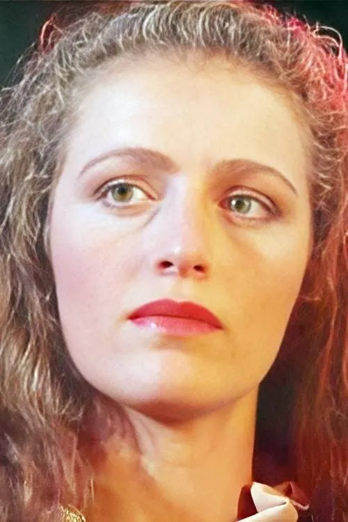 Nadine Hartstein interpretando a Deeja