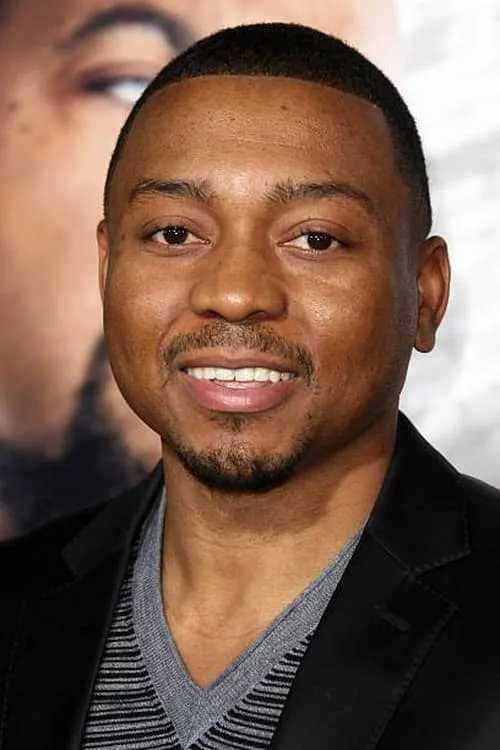 Na'im Lynn interpretando a Na'im Lynn