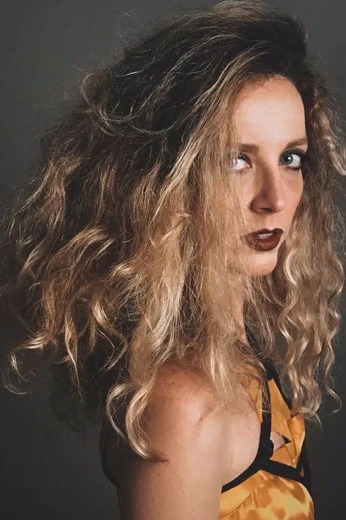 Nana Yazbek interpretando a Manoela