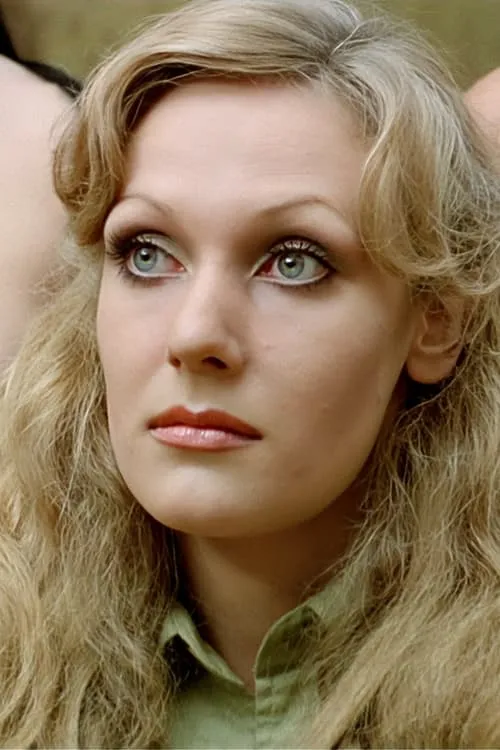 Nanda van Bergen interpretando a Irina Farkas