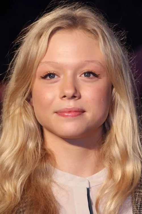 Naomi Battrick interpretando a Cleo Watson