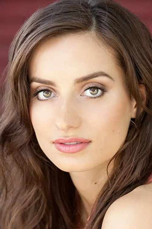 Naomi Levi interpretando a 