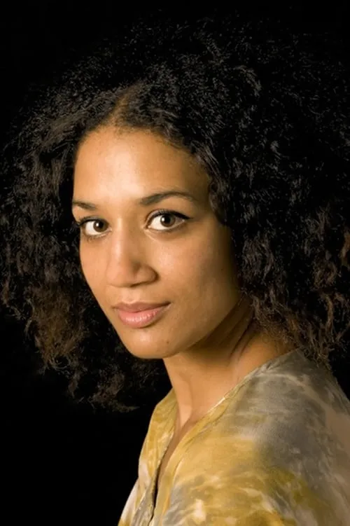 Naomi Rukavina interpretando a Denise