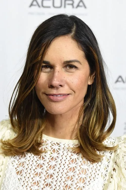 Naomi Scott interpretando a Mohini