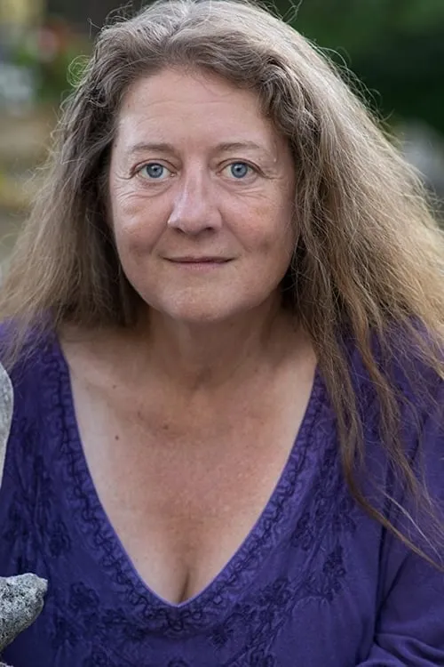 Naomi Simpson interpretando a