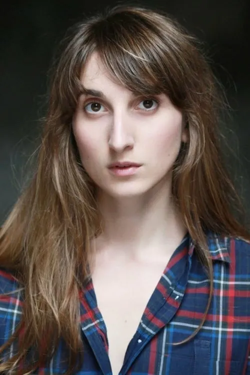 Natalie Beder interpretando a Young woman in bookshop