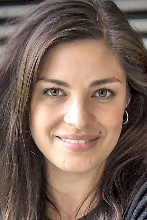 Natalie Madueño interpretando a 