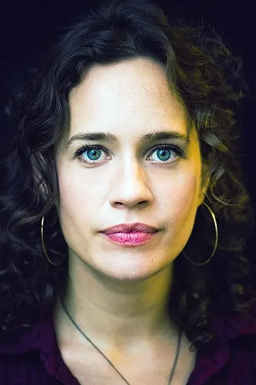 Natalie Smith interpretando a Police Officer