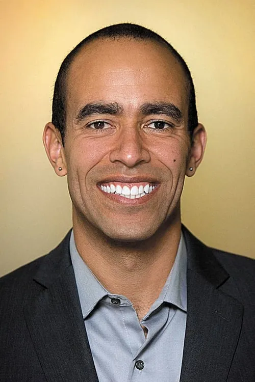 Nate Moore interpretando a Self