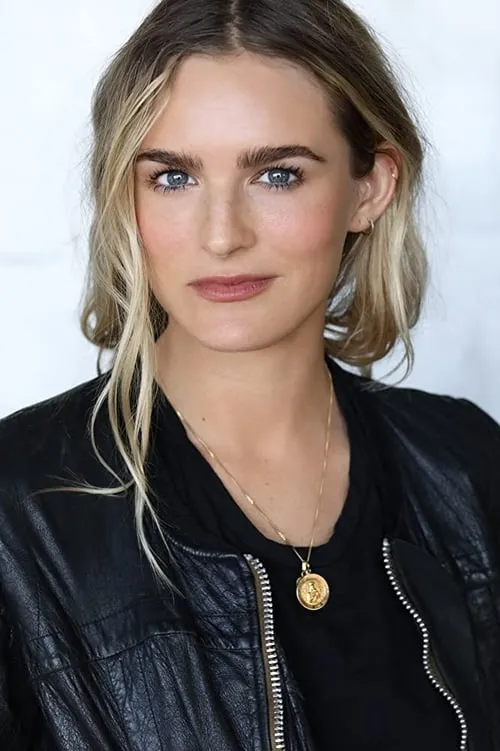 Nathalie Love interpretando a Laura