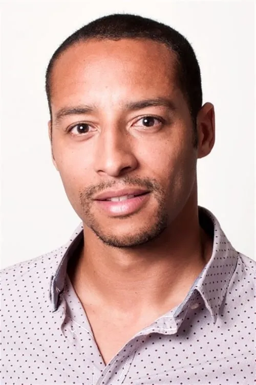 Nathan Dellemme interpretando a Restaurant server