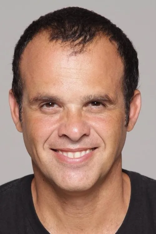 Neco Villa Lobos interpretando a Henrique