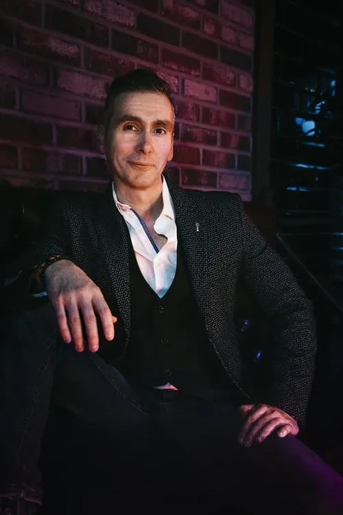 Neil Chase interpretando a Agent Thomas