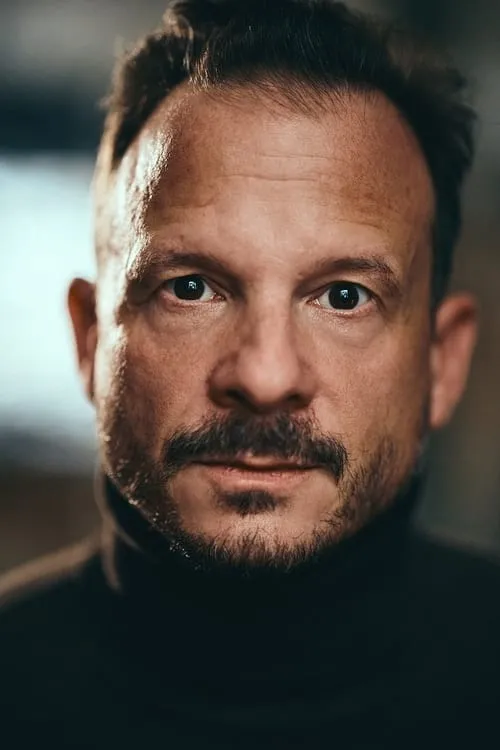 Neil Cole interpretando a Jarrod