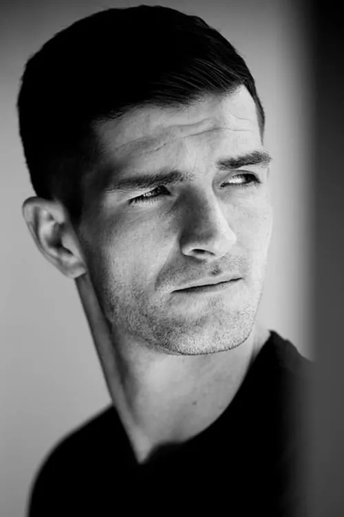 Neil Leiper interpretando a 