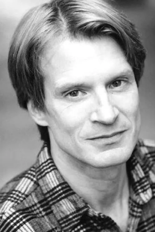 Neil Maffin interpretando a Roneth